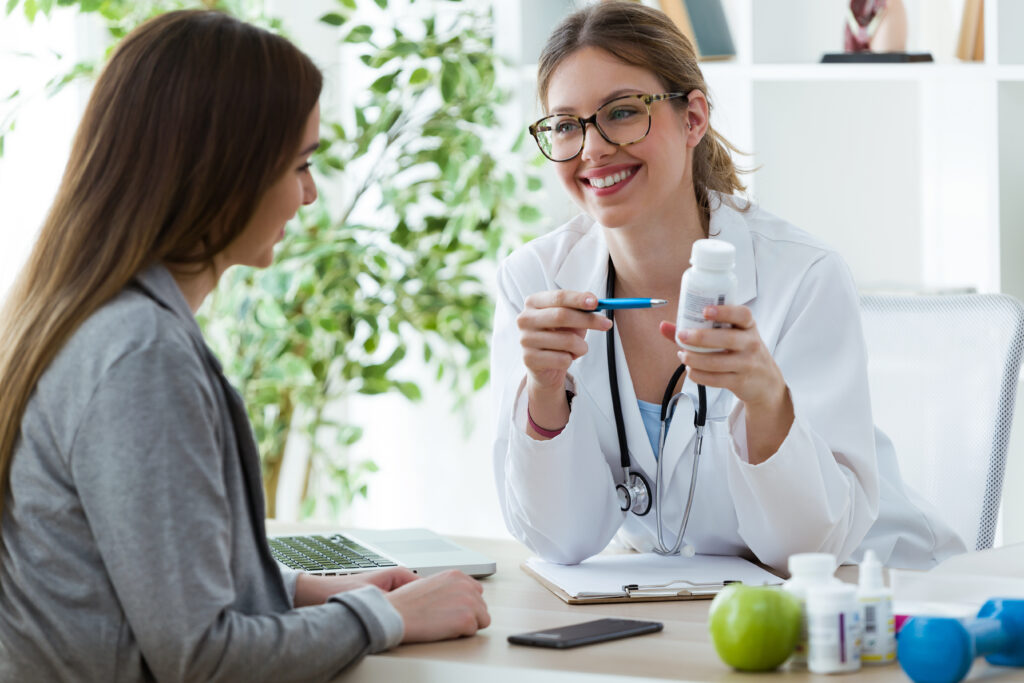 Female dietician prescribing nutritional supplement for patient in the consultation.
By nenetus